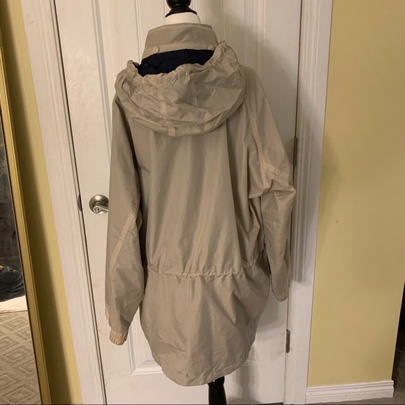 Cottage essentials (Rain jacket) - Picture 5 of 7